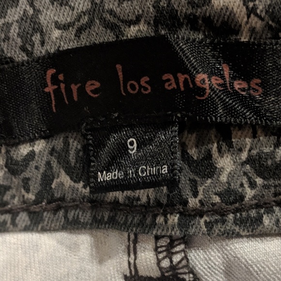 ⬇️Snake skin patterned Skinny pants - Picture 5 of 5